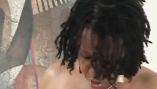 Fransa'dan tombul zenci kadın gırtlağına kadar aldıktan sonra yarağa biniyor