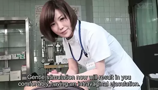 Une doctoresse japonaise CFNM sous-titrée fait une branlette à un patient
