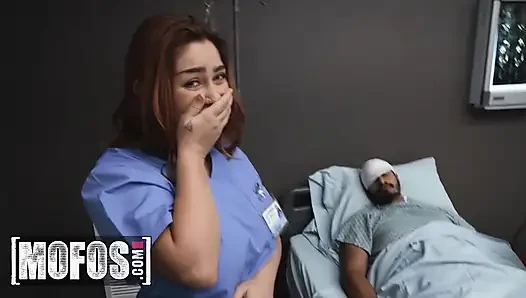 MOFOS - Krankenschwester chloe copper gibt ihrem patienten eine dampfende untersuchung, die genau dann endet, wenn sie es plante