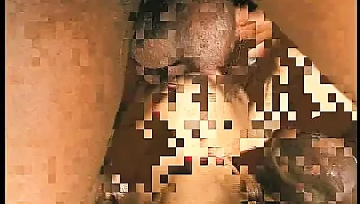 Cewek nakal rambut pirang ini dientot habis-habisan di seks threesome sama pria antar ras