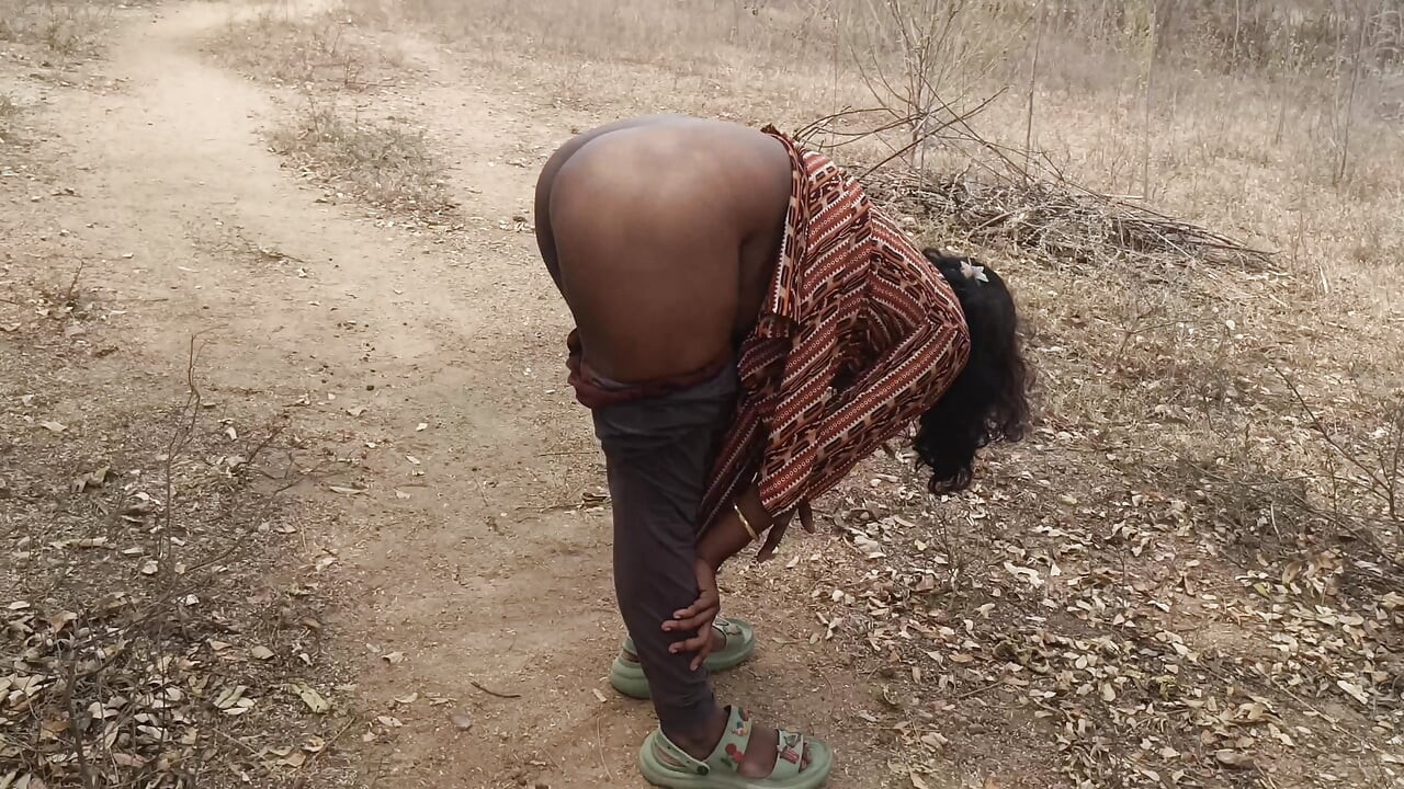 Married housewife enjoying outdoor fuck