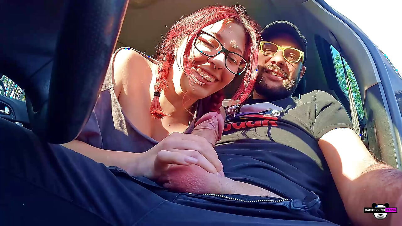 Blowjob di dalam mobil, muncrat