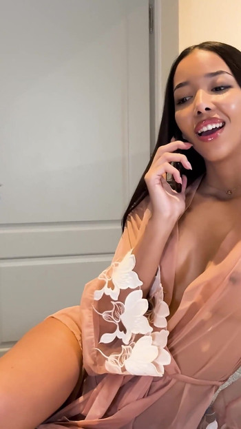 Epischer moment aus "Zierliches hottie Lia Lin lutscht und wird mit den fingern gefickt"