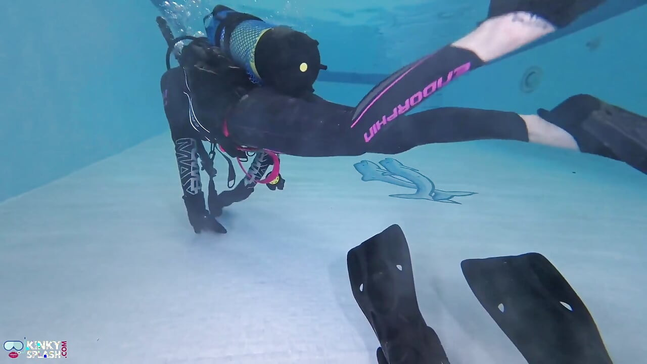 Antrenament sclav scuba subacvatic - dominat în lanțuri și tachinare în costum umed