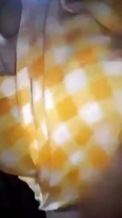 Mädchen im gelben kleid, nacktes video