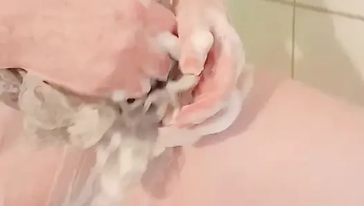 Sabrinahole seksi lagi asik ngocok kontol, crot sperma, dan mandi air panas
