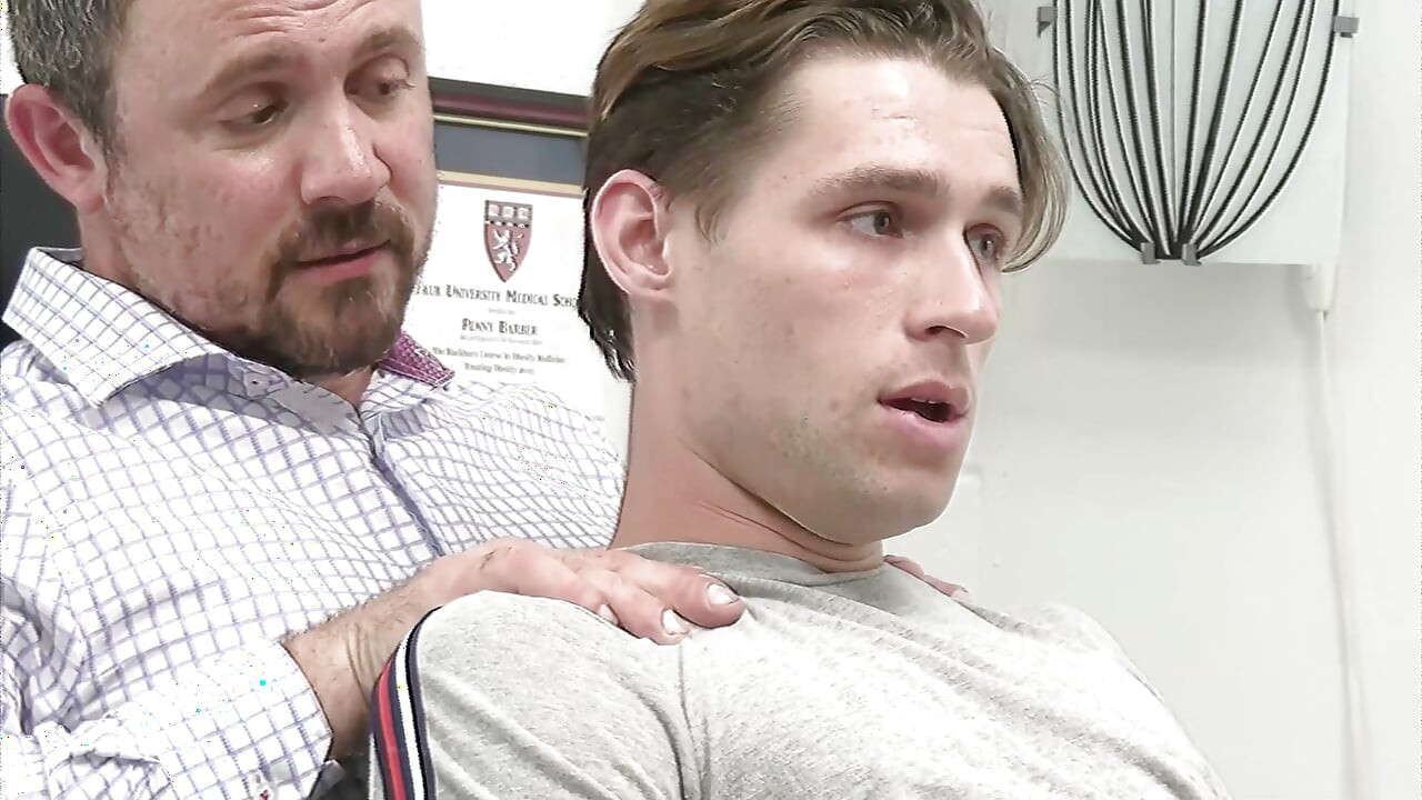 La sesión de terapia se convierte en golpes sudorosos y termina con una gran corrida en la cara de Twink