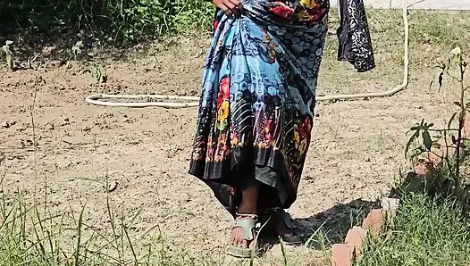 Sulu kırmızı dudaklı sevimli Hintli kız patronun yarağını yalıyor ve emiyor ve misyonerde sikişiyor.