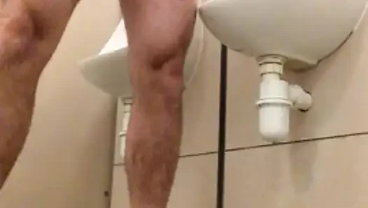 Çıplak pisuan mastürbasyonu.