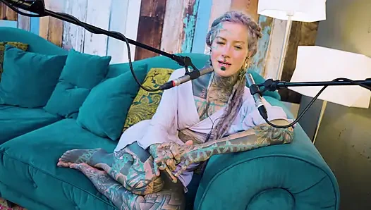 B hakkında konuşuyorum - bordem - asmr podcast sfw konuşuyor gotik sıska kız dreadlocks dövmeli model dövmeli kız