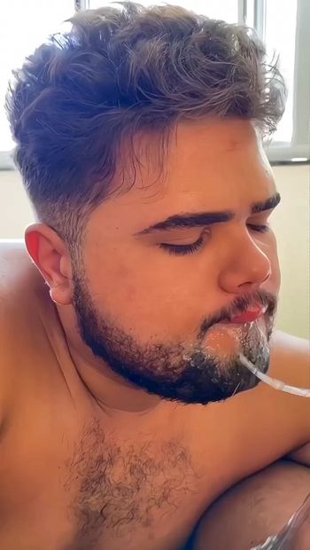 Gordo gay dá boquete super molhado para seu amigo