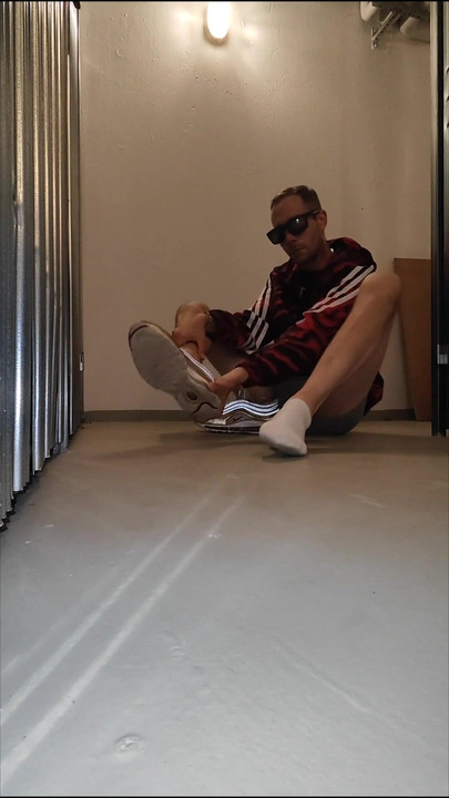 Kötelező megosztási pillanat a "(GER) Kinky AssPig Titokban az alagsorban, büdös zokni és besurran szippantás és megmutatja a kanos"
