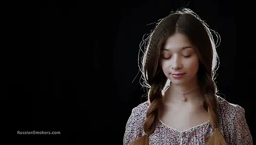 Gadis seksi rusia menggoda dengan perlahan sambil merokok