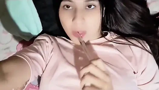 Dadı mastürbasyon yapıyor ve ıslak tangalarını gösteriyor