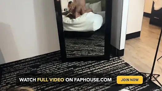 Orta yaşlı seksi kadınlar erkek arkadaşını üçlü grup seksle uyandırıyor