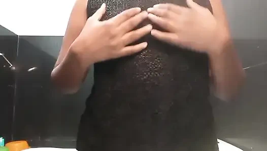 Sie spielt ihre aufgeregte muschi gut, aufgeregt