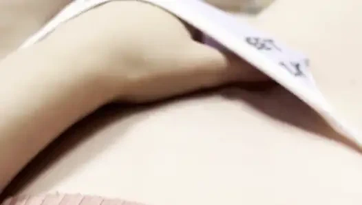 Молодая девушка ждёт, пока все выйдут из дома, чтобы выйти на террасу и погладить её розовую киску