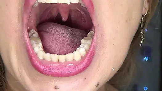 Bermain dengan uvula, lidah, dan mulut saya di depan cermin