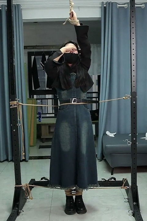 My Girlfriend Is Fixed to a Metal Stand, Tickling Her