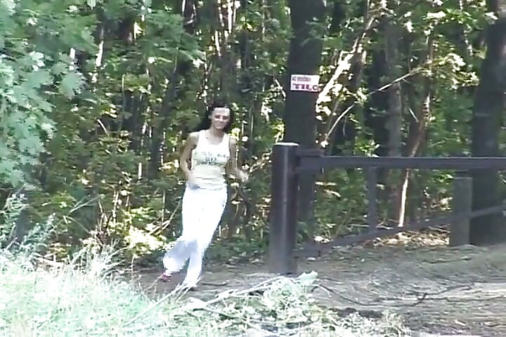 Este o gagică germană uimitoare căreia îi place să se joace cu pizda ei