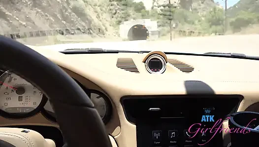 Ava Davis sikilmeden önce yarağı gırtlağına kadar alıyor ve ıslak dölleniyor