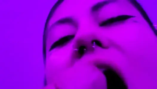 Красивая школьница Dherlydoll делает мне вкусный минет с глубокой глоткой и грязный камшот в ее рот!