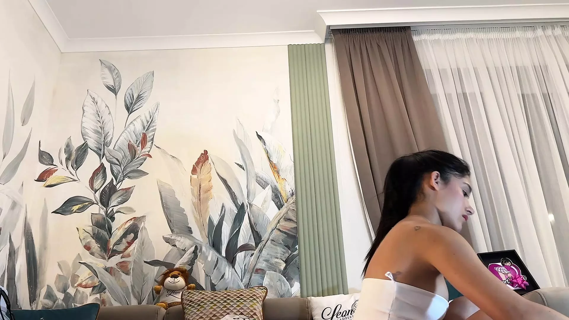 Increíblemente hermosa chica raver natural en una super mini falda y un tanga en la cocina prepara café