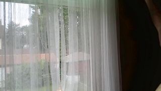 Cum phun bên cửa sổ