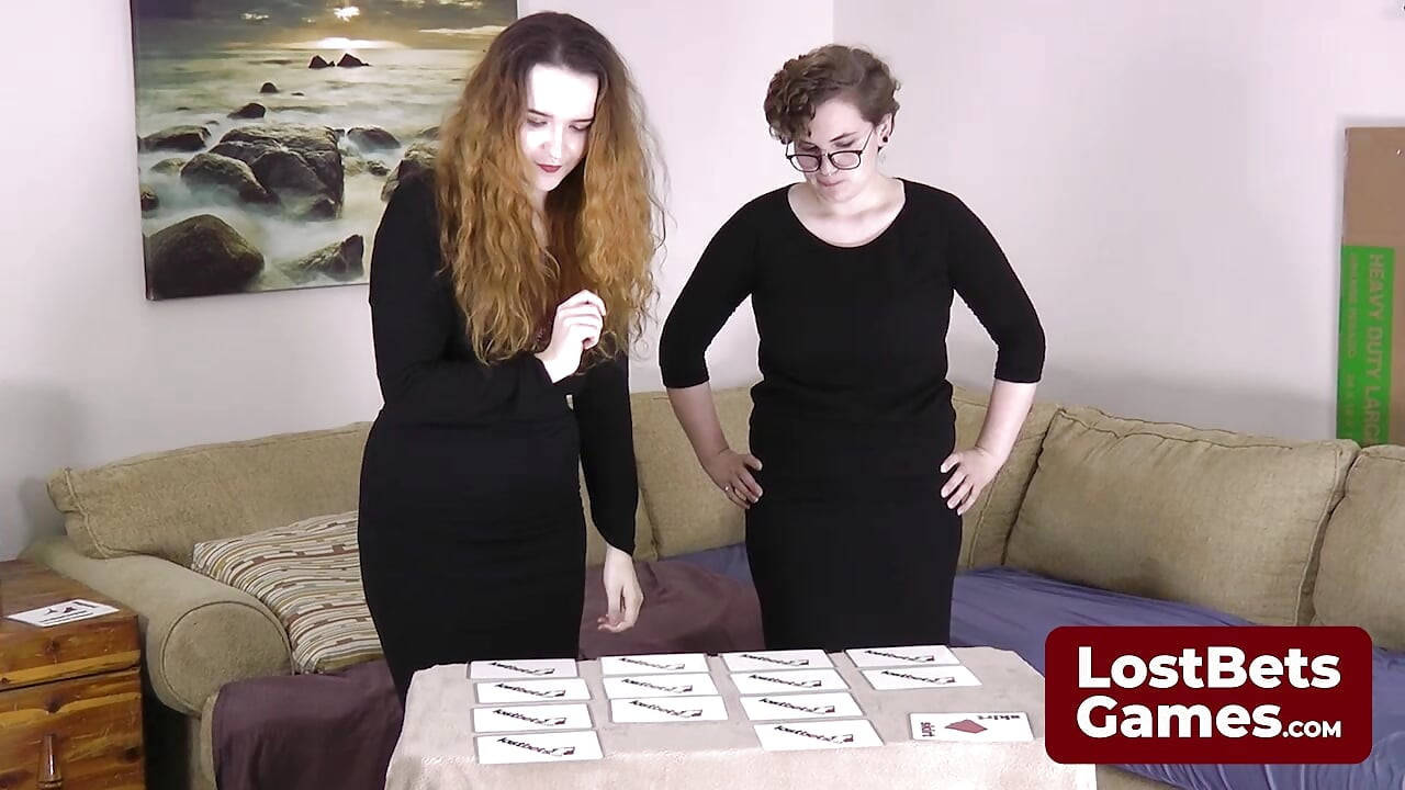 שתי הבנות מגששות במשחק קלפים עם זיכרון חשפני