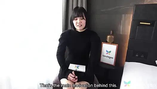 Moeka tachibana masih muda dan dalam video porno pertamanya
