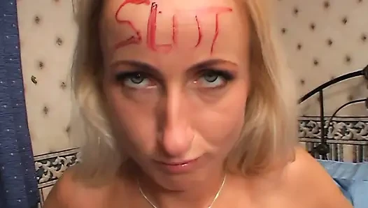 Blondes schätzchen gefingert hart zum orgasmus mit gesichtsschlampe markiert