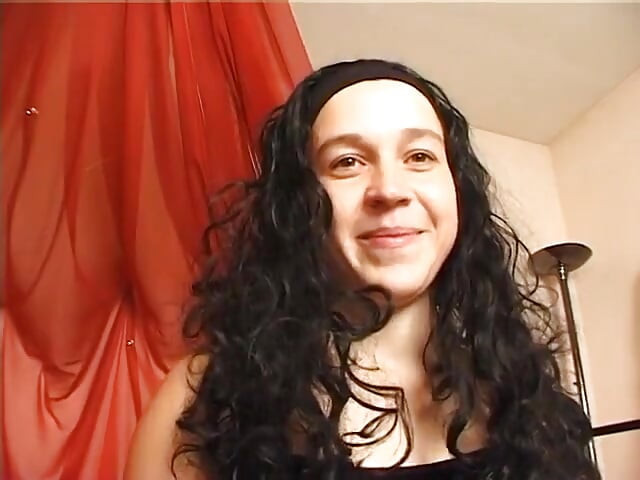O brunetă drăguță își fute cu degetul gaura iubirii