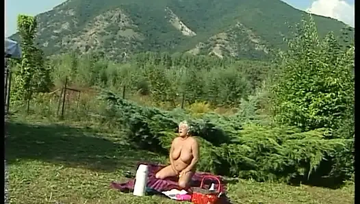 Три грудастые бабуля трахают пальцами киску друг друга на улице