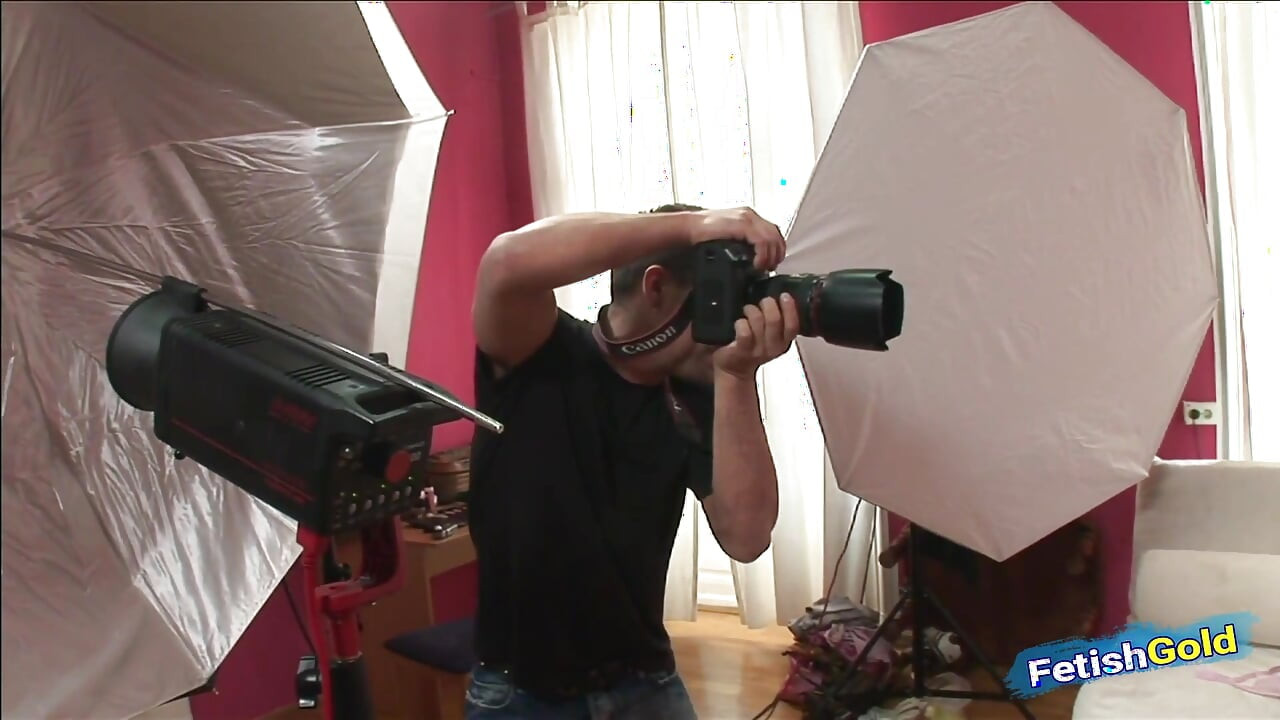 Mršava plavuša dobiva duplu penetraciju nakon fotografiranja