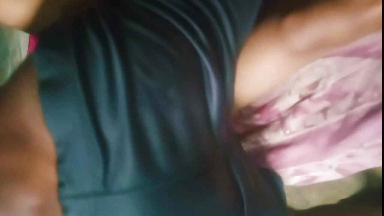 Fodendo com minha tia de noite. Eu abro bem minhas genitálias.