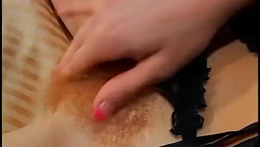 Cewek rambut merah jilat memek berbulu