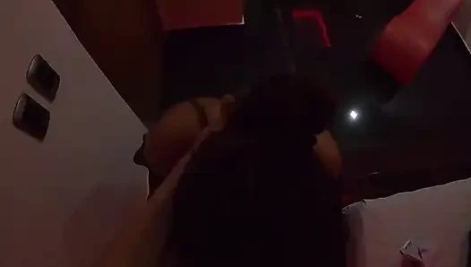 Cewek kolombia rambut cokelat dicrot di dalam