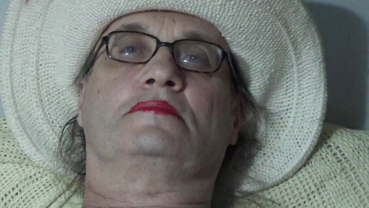 Yaşlı travesti Serge Ave-lusin. 2026j