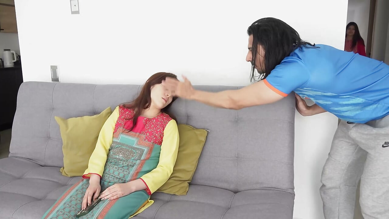 Nejlepší kamarádka mé ženy se mnou flirtuje přímo před ní.