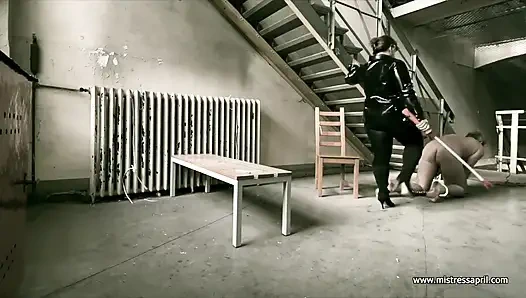 Domina Herrin april - Bog toiltet mit sauberer sklavin staiotr.m4v