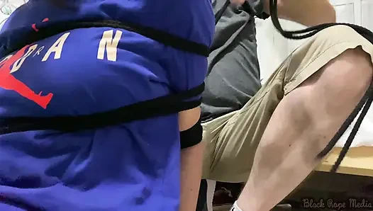 Miriam bağlı, gıdıklıyor ve emiyor