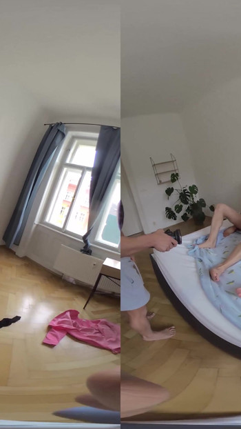 Uzbudljiv trenutak iz "Lady Gang & Maddy Black - Nečuvena orgija prskanja! Najbolji prijatelji razmjenjuju, špricanje i spermu - VR dio jedan"
