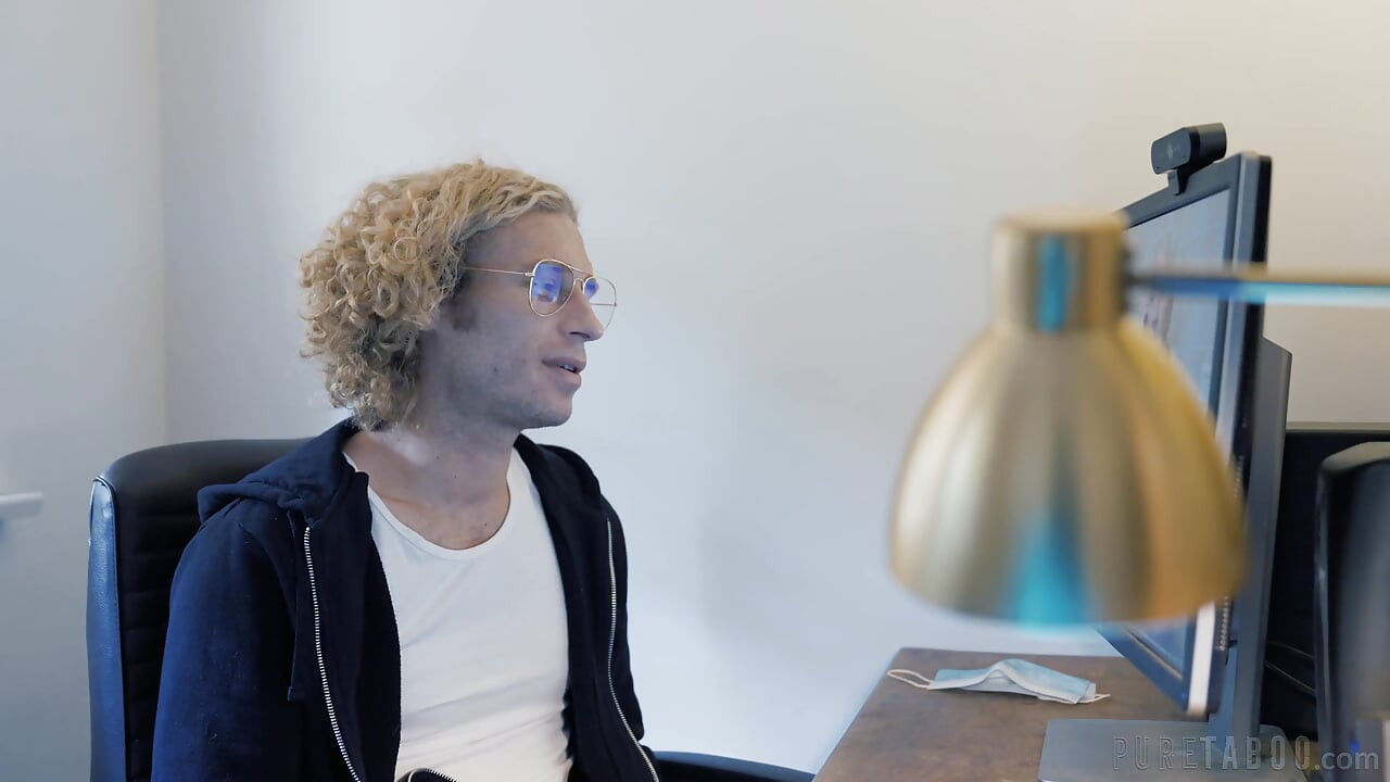 Ren tabu ensam Michael Vegas hittar kärlek i artificiell intelligens Ana Foxxx