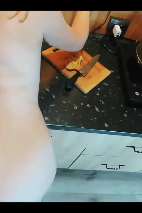 Η γυναίκα κερατώνει στην κουζίνα ενώ ο άντρας της είναι στο δωμάτιο