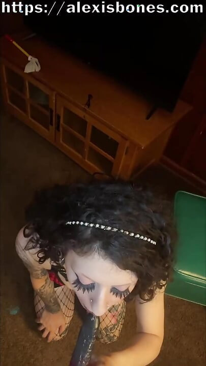Η μικροκαμωμένη Goth υπηρέτριά μου σκύβει συνέχεια και δεν μπορούσα να βοηθήσω τον εαυτό μου