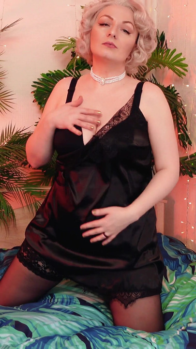 Silný okamžik od "Sexy pin up sexy milf škádlení s stydké pysky a krajkové kalhotky a černými nylonovými punčochami (Arya Grander)"