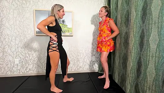 Lora Cross ve Sinthia Bee striptiz güreşi maçında enf'ye yol açıyor