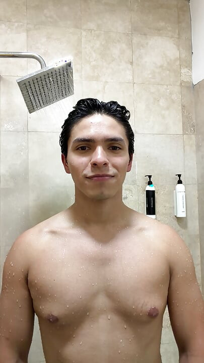 ดิ้นกล้ามของกูในห้องอาบน้ํา