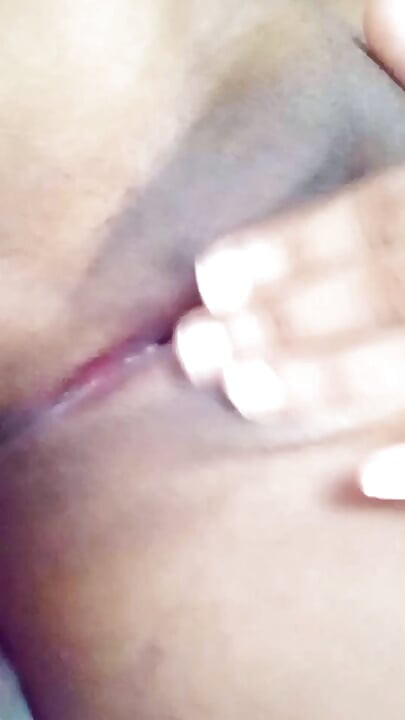 Tiener harde tepels clit wrijven orgasme en creampie poesje spuiten en plassen op bed en dan likken sperma aan het einde