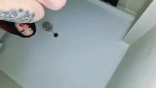 Dev kadın sever misin? Topuklu ayakkabılarla veya ayaklarımızla sizi kolayca ezabiliriz. Tabanlar, topuklu ayakkabılar, ayak fetişi.